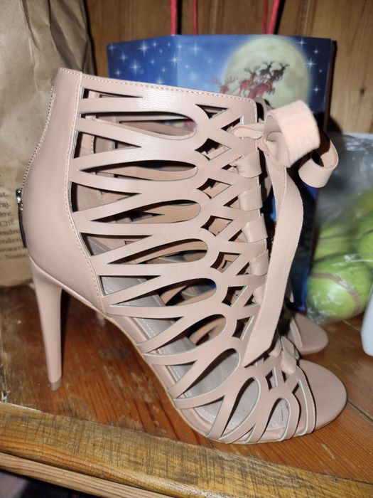 Страхотни сандали на guess