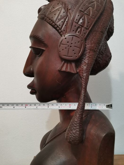 Statuetă din lemn bust femeie