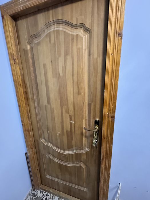 Продам межкомнатную дверь с замком.