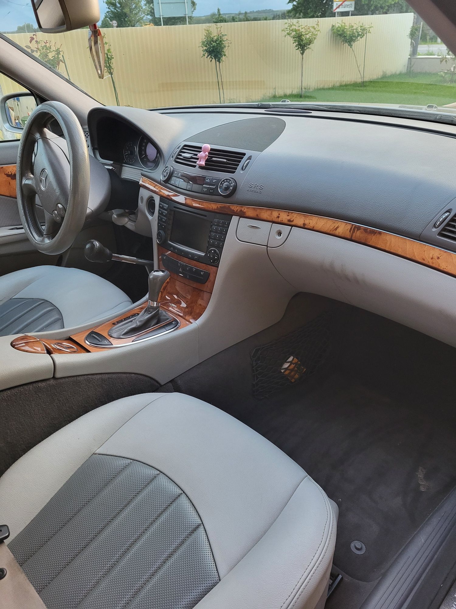 Vând mercedes e-class