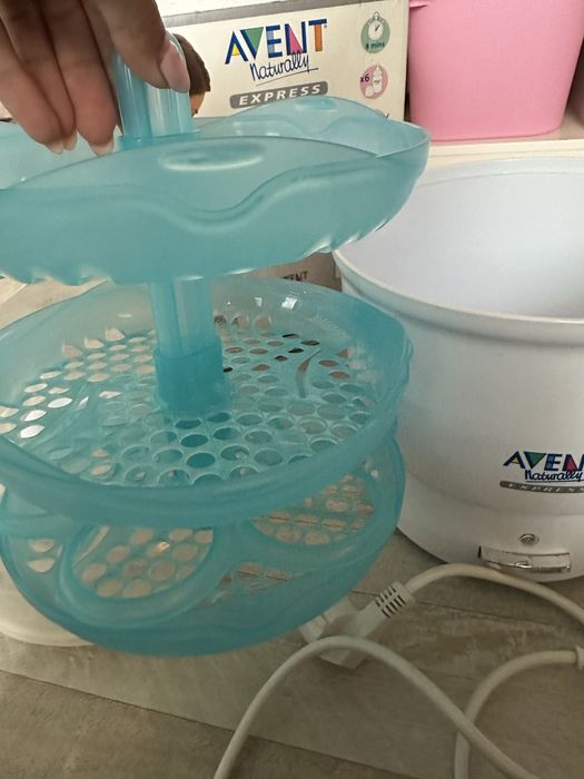 Стерилизатор Philips Avent с подарък 2 шишета и биберони