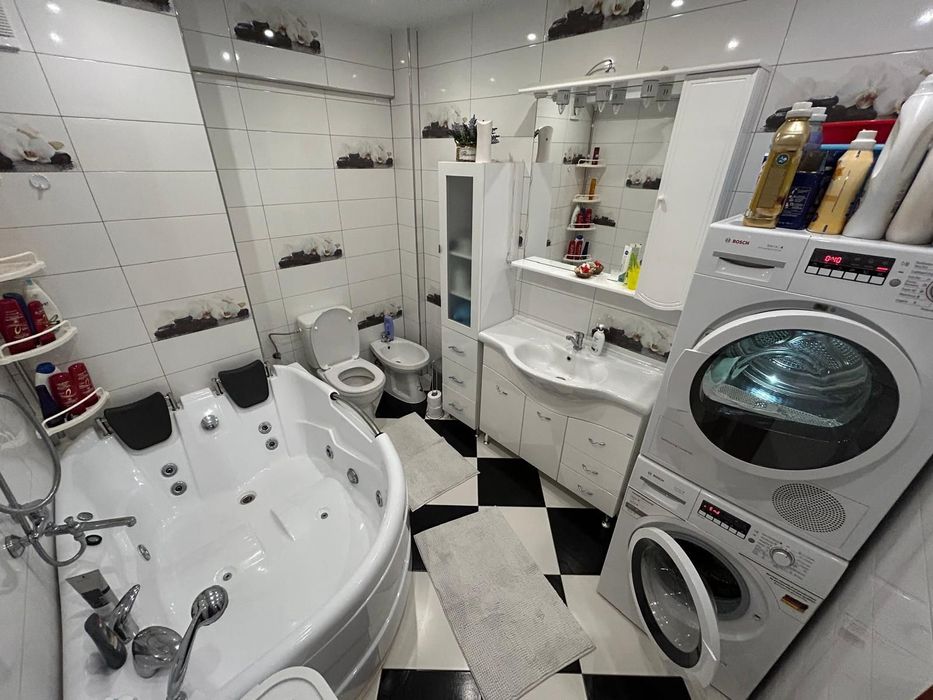 Închiriez apartament 3 camere  nou  cu lift