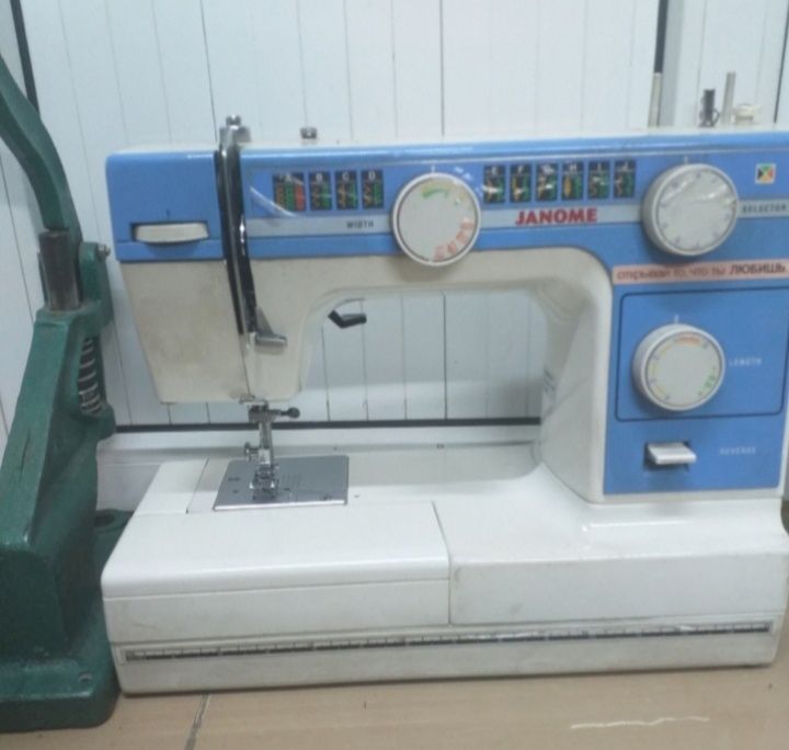 Швейная машинка продам