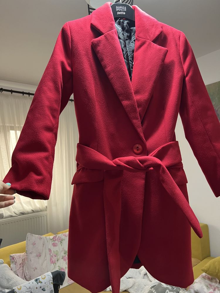 Palton roșu , toamna / iarna