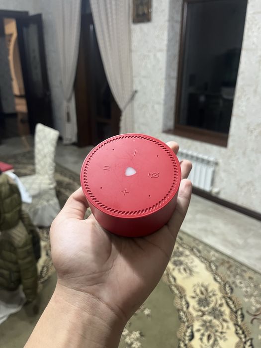 Yandex Alisa Lite qizil rangida