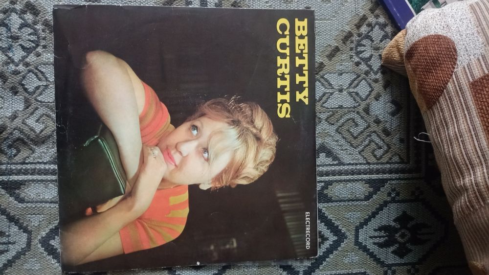 Vînd discuri vinyl vechi