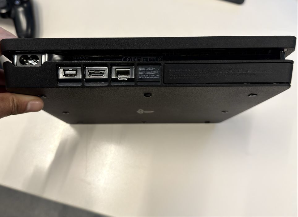 Vand / schimb ps4 slim modabil memorie 1tb 2 controllere joc gta v