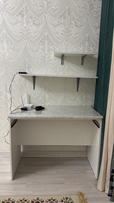 Продам стол и полки