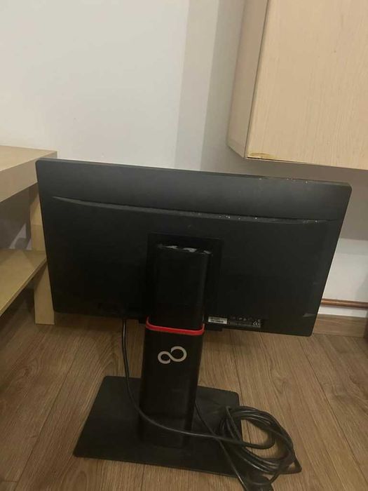 Monitor: Fujitsu LCD