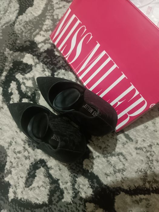 Yangi poshnali oyoq kiyimlar