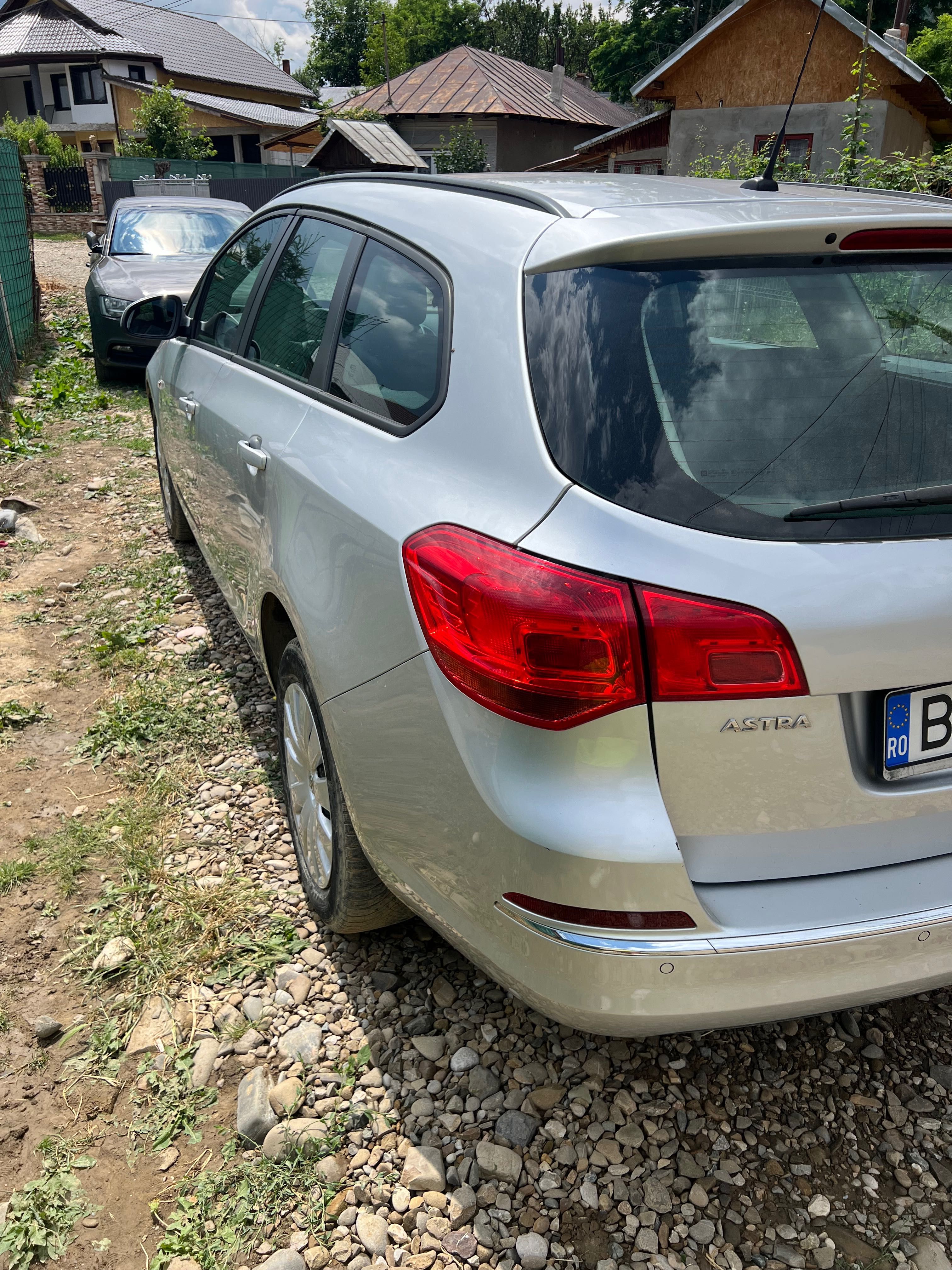 Vând Opel Astra J 2013