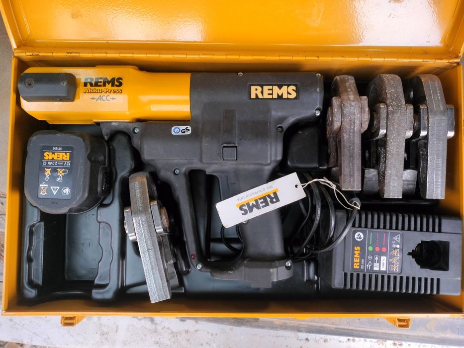 Vand presa Rems cu 4 bacuri.