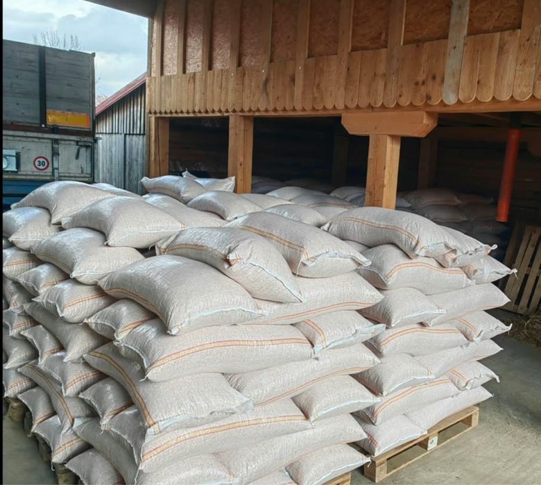 Vând porumb uscat gata pus in saci ofer si transport