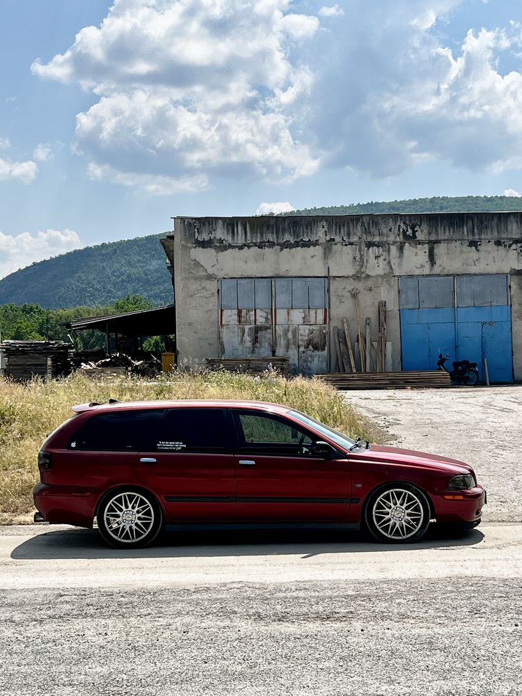 На части Volvo V40 1.9D 95кс