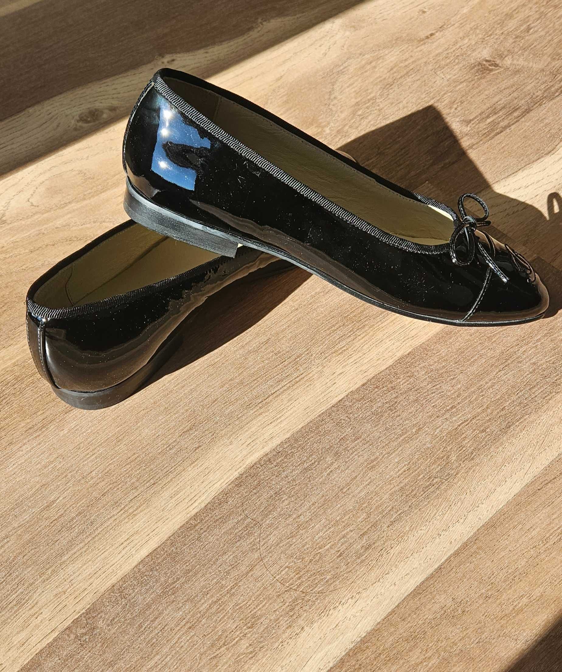 CHANEL БАЛЕРИНКИ С ЛОГО CC, черна лачена кожа,  равни обувкш
