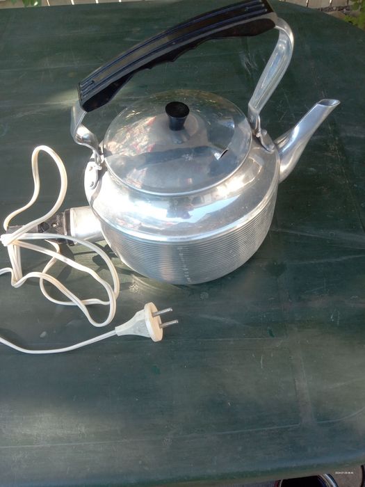 Vând fierbător electric tip ceainic și ondulator de par