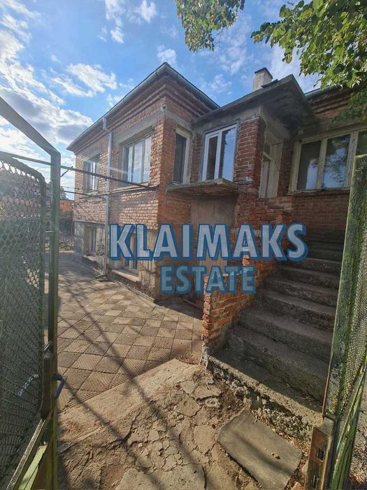 Самостоятелна къща с двор