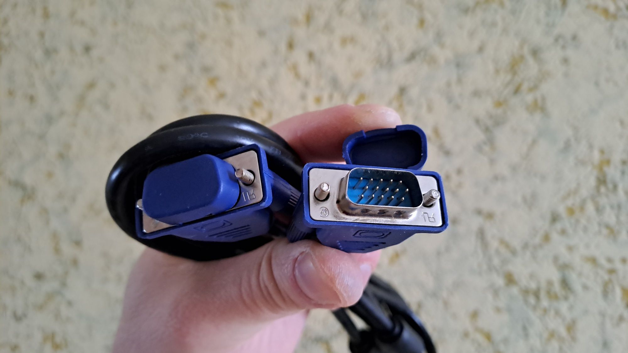 Кабель vga на монитор.