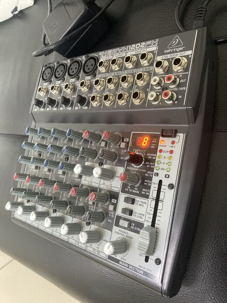 Микшерный пульт Behringer Xenyx 1202FX