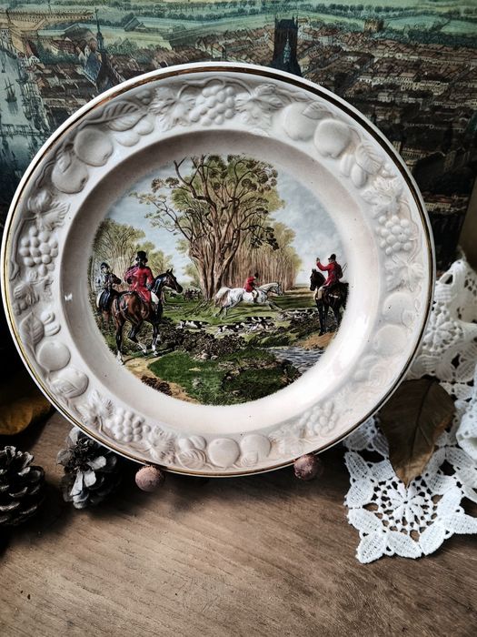 Чиния за стена .