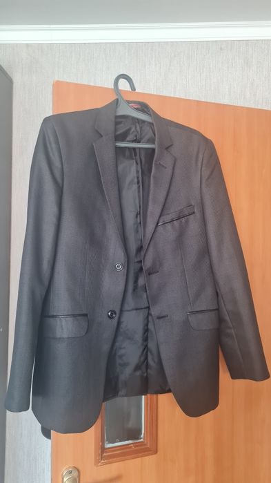 Продам костюмы новые