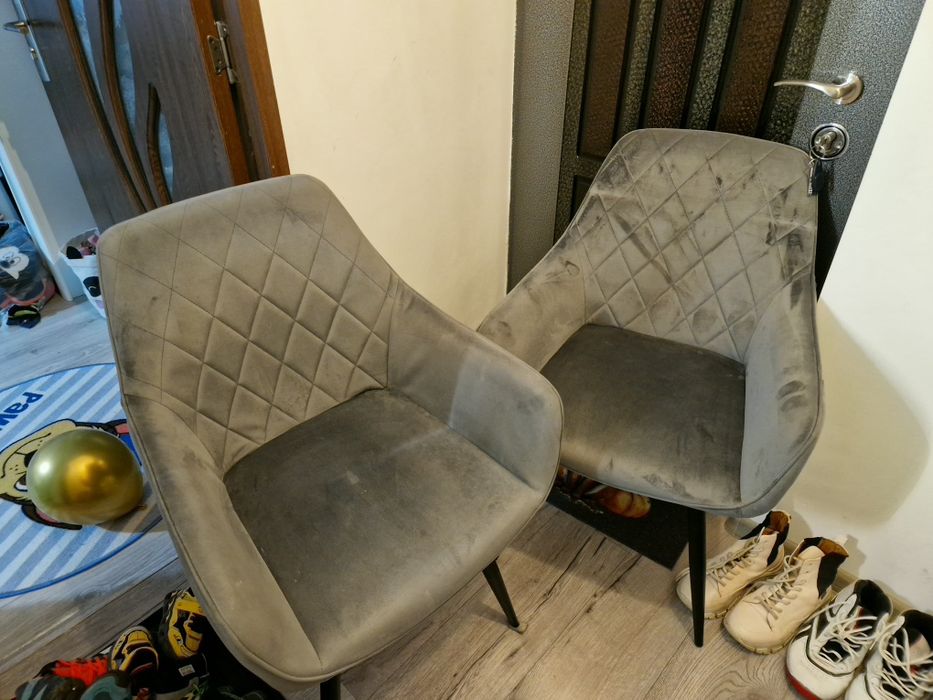 Vând 3 scaune în stare bună