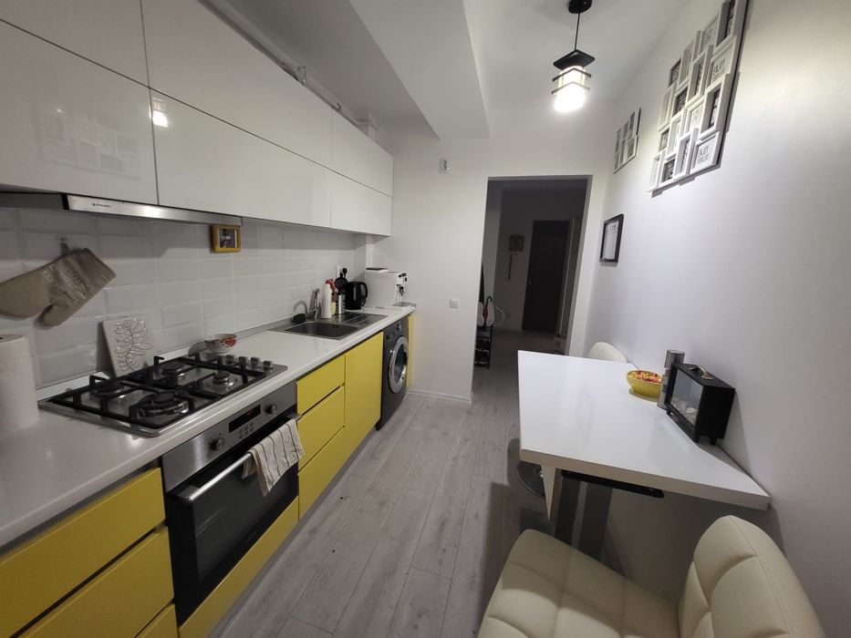 Vand apartament cu 2 camere si parcare privata