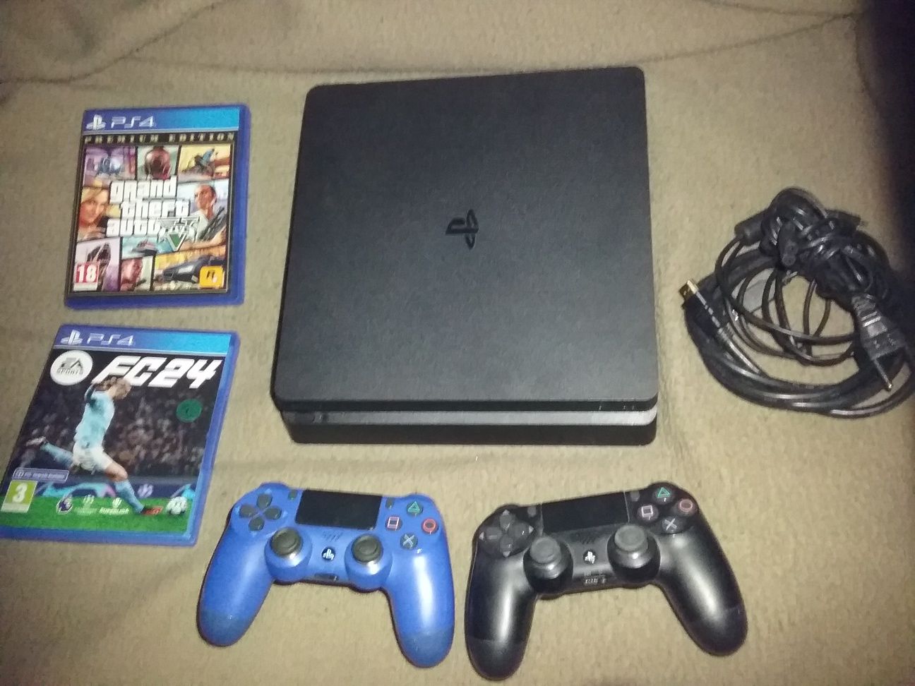 PS 3 si PS4 SLIM DE 500 de GIGA cu 3 jocuri GTA5 FIFA16,W2k16 PS4 PRO