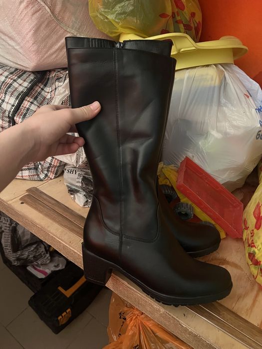 продам зимние женские сапоги новые