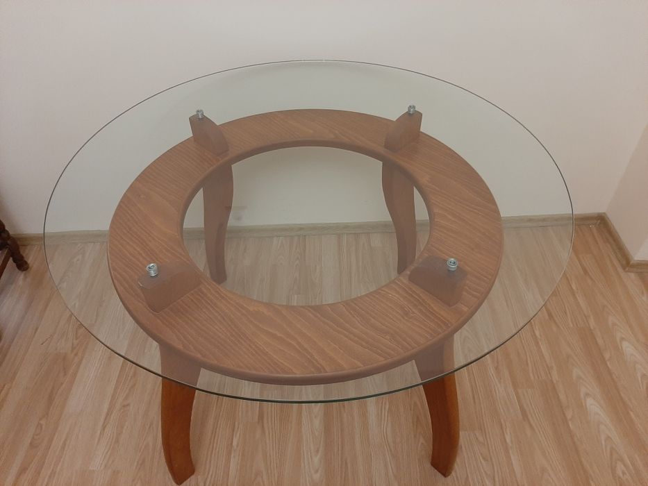Дървена маса със стъкло