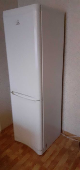 Холодильник Indesit