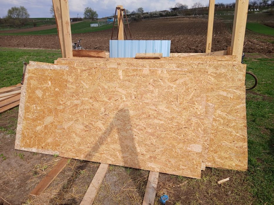 Tabla zincata,  OSB,  stâlpi de susținere, rigle