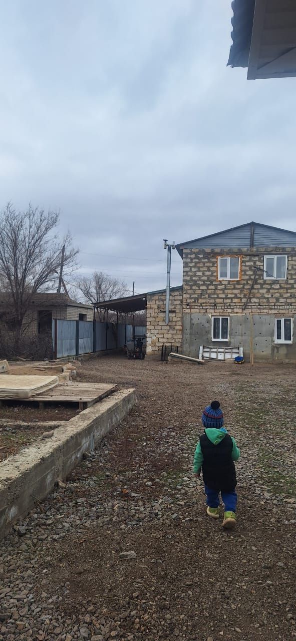 Дачада үй сатам егін егетін жер гараж құлпынай вишня бар
