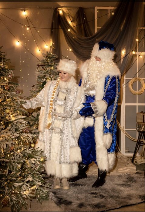 Продам 2 костюма (Деда Мороза и Снегурочки), реквизит в подарок