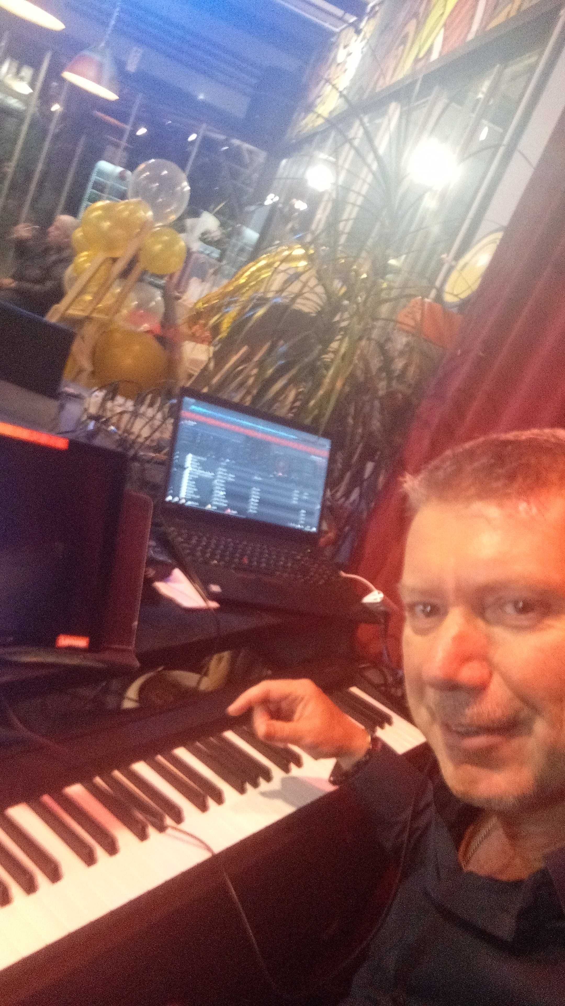 Професионален DJ и пианист! С дългогодишен опит в чужбина и България