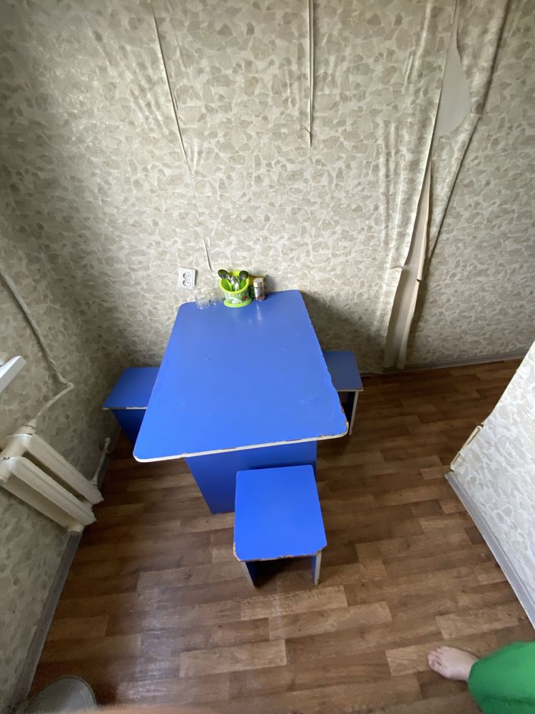 Стол табуреткасымен