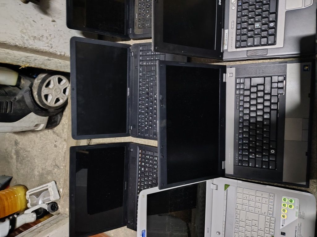 10 laptopuri 3 HP 3 Dell 1 Compaq 1 Toshiba 1 Lenovo 1 Acer