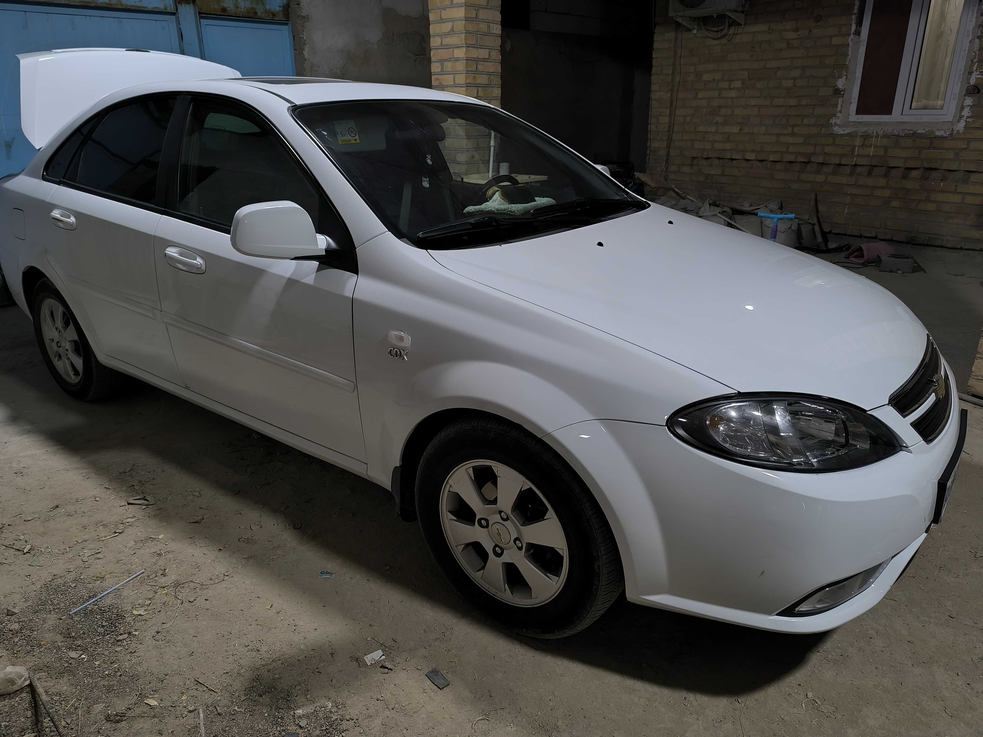 Chevrolet jentra  2022 yil oq metani bor
