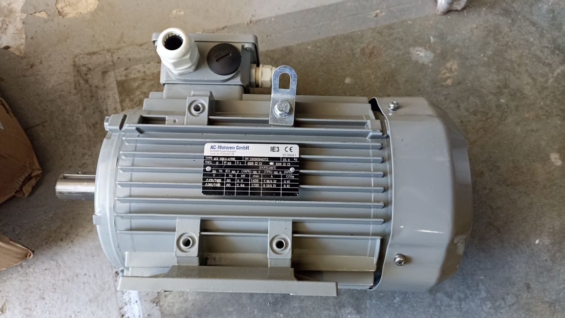 Vând motor electric .