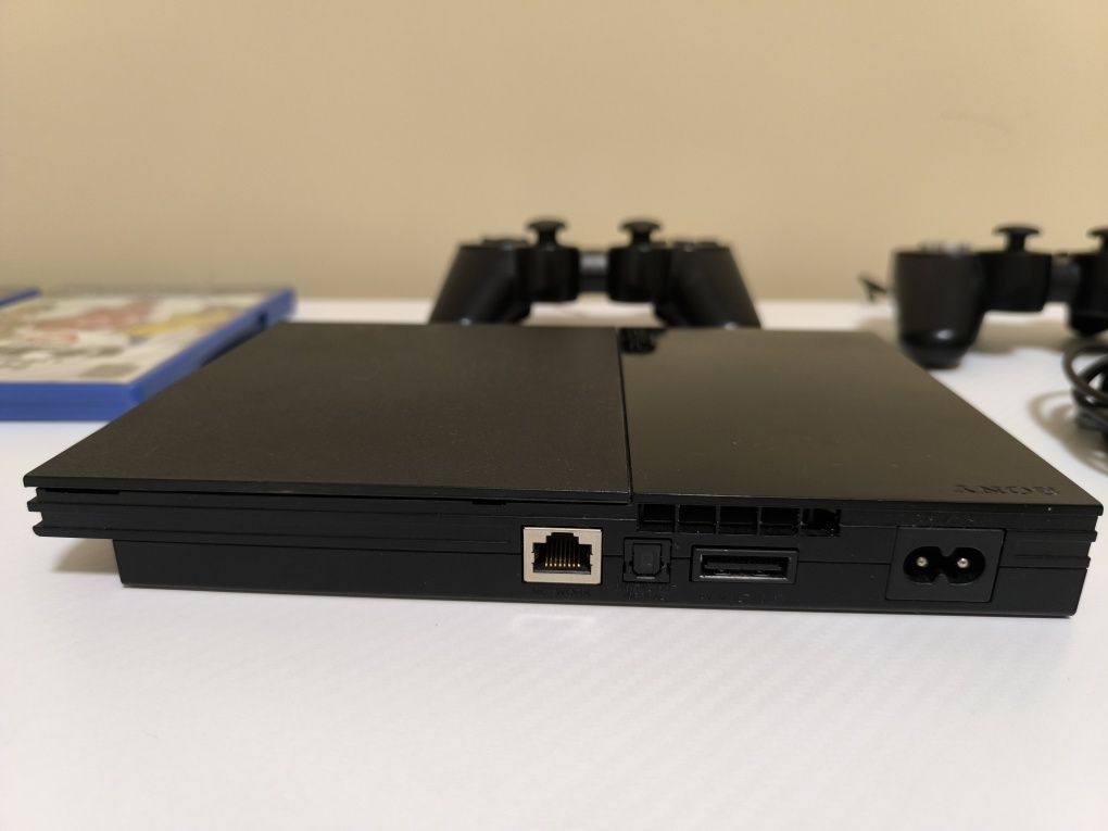 Playstation 2 / Два контролера / Две игри / Перфектно състояние!