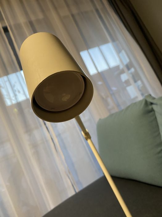 Lampa Ikea Riggad cu incarcator wireless