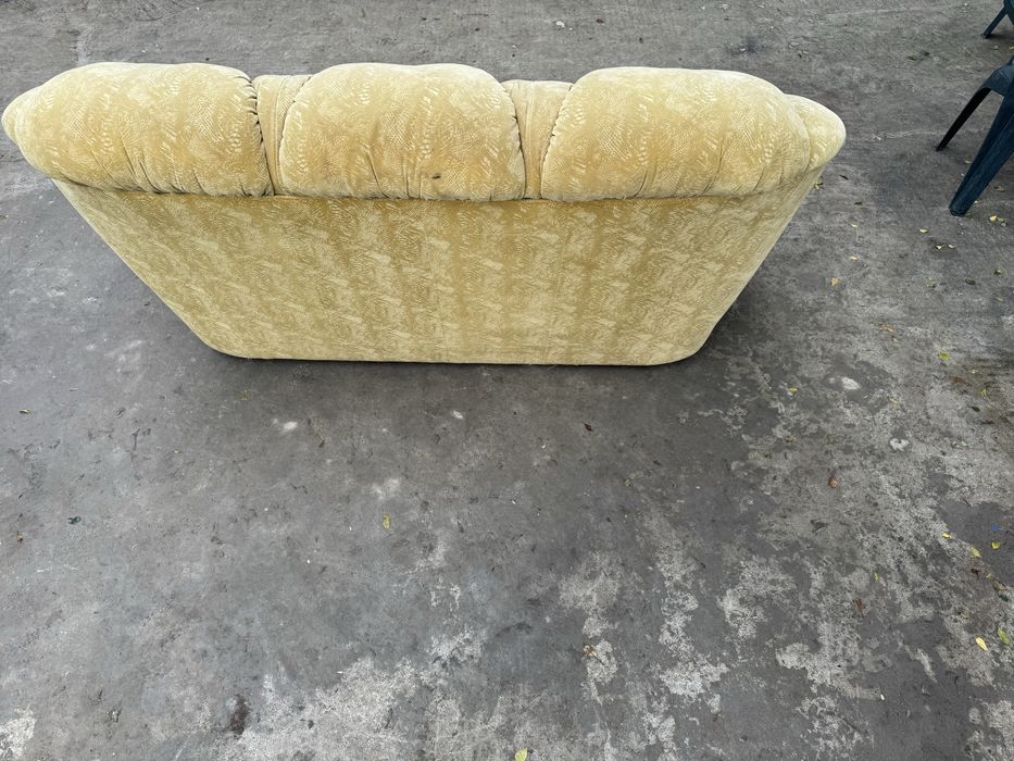 Vând canapea în stare foarte bună