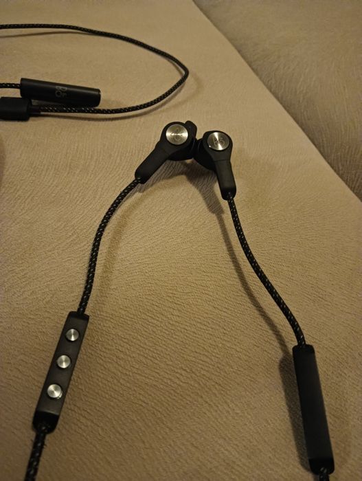 Casti in-ear Bang & Olufsen fara fir bluetooth BeoPlay E6 microfon