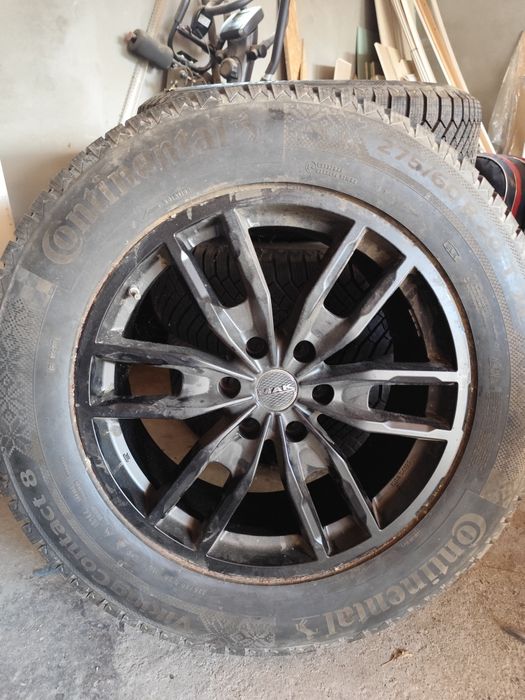 Vând jenti cu cauciucuri noi Continental..