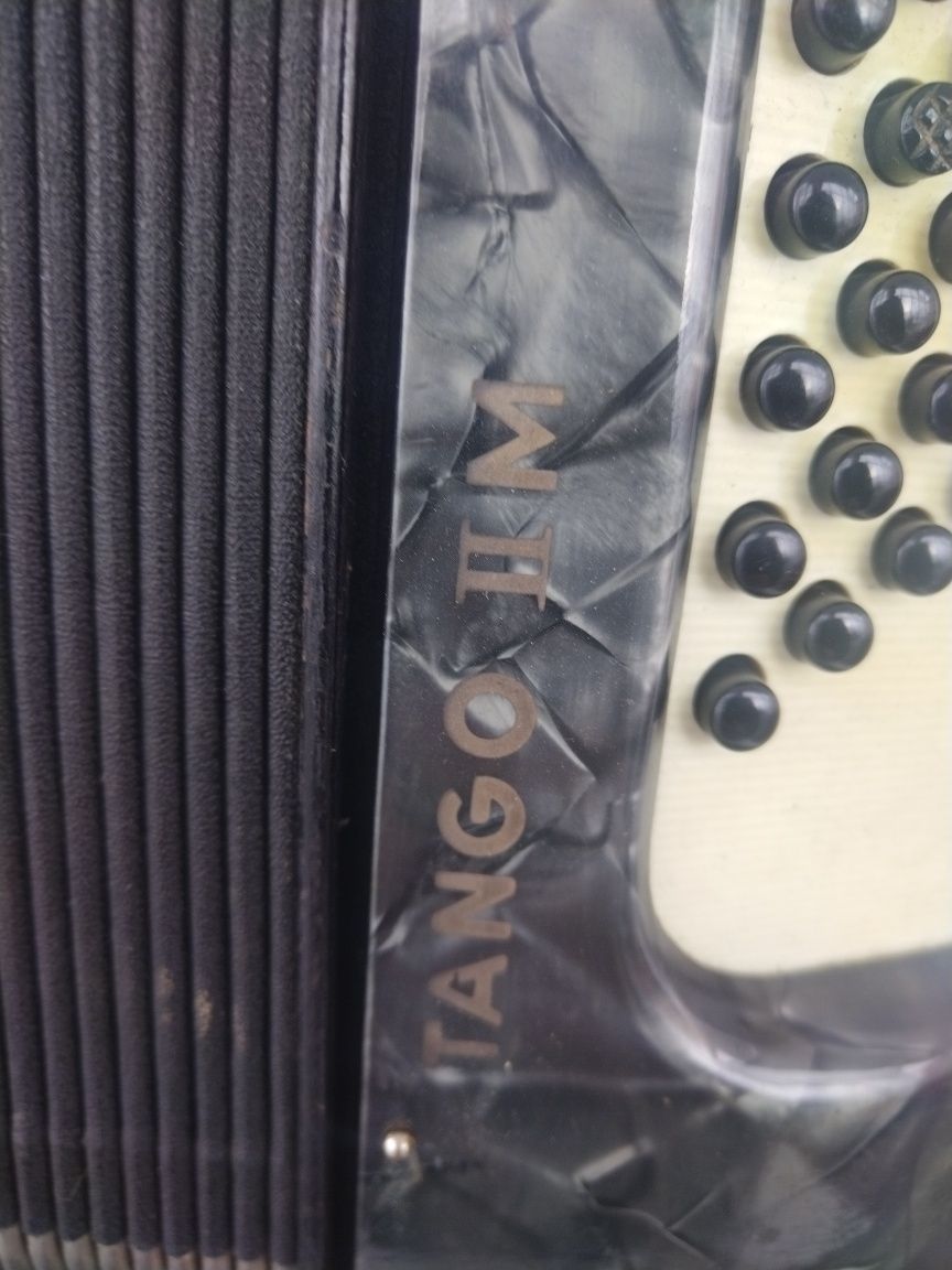 Акордеон Hohner Tango II M 96 баса 3 регистъра с куфар 
96 баса / 3 ре