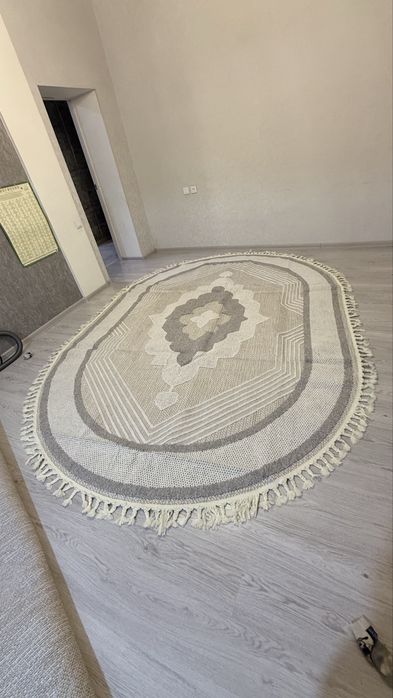 Yangi holatda dumaloq dekorativ gilam – sifatli va chiroyli dizayn