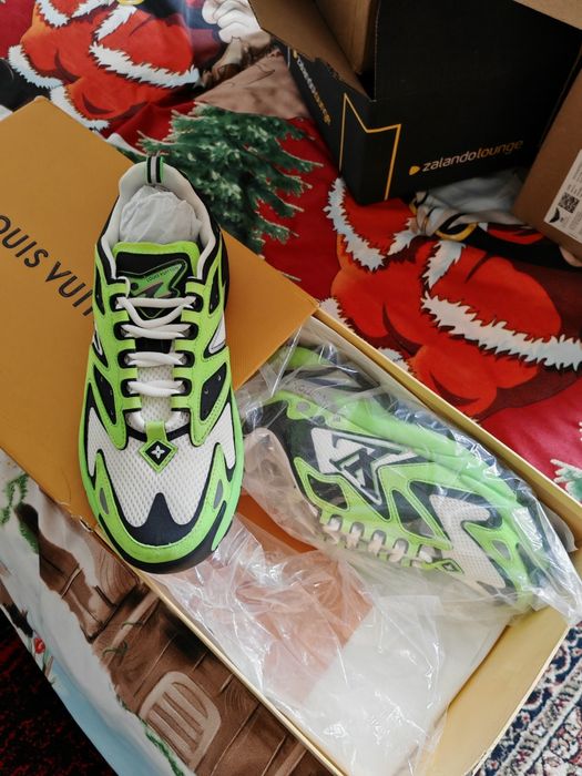 Vând adidași LV noi