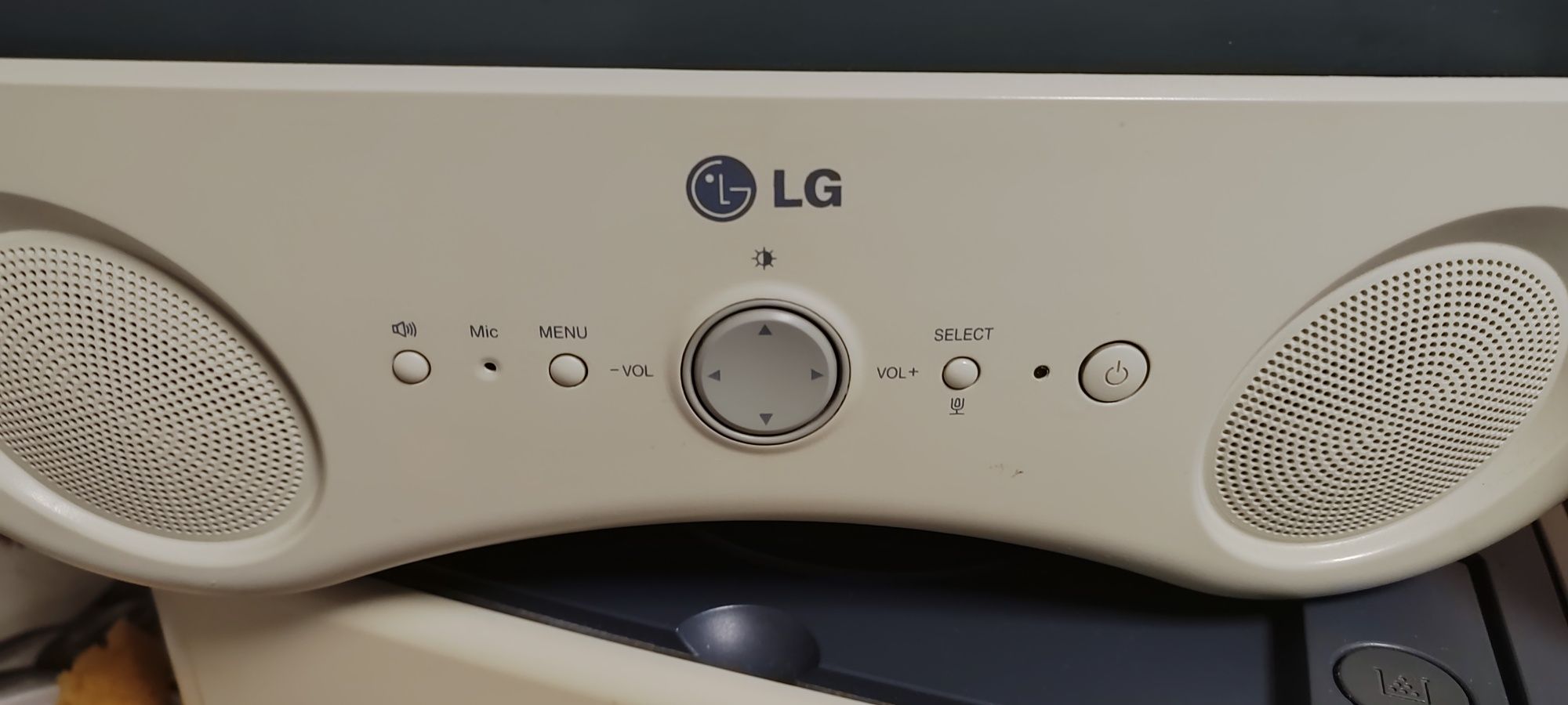 монитор LG мултимедиен