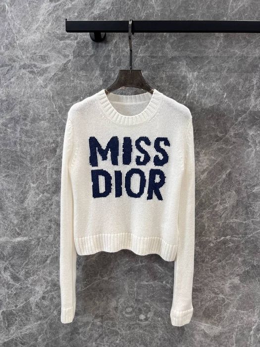 Нов пуловер бял dior