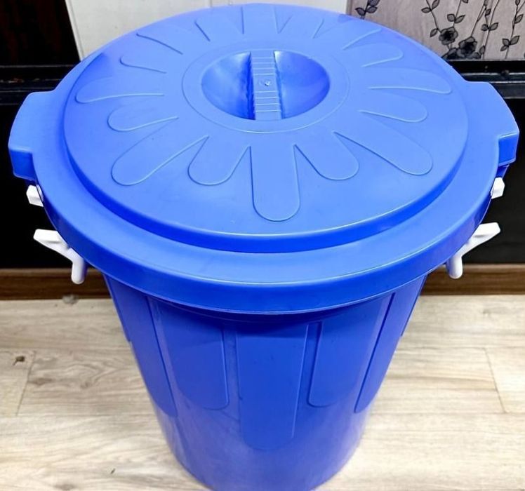 Пластмассовые ведёрки.